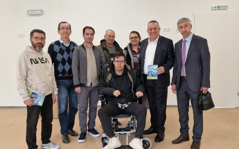 Engelli arabasına karşılık kitap hediye etti