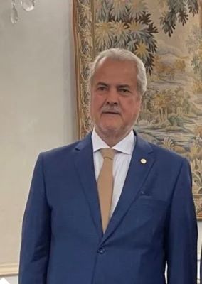 Eski Başbakan eski ABD Büyükelçisini köpek balığı olarak nitelendirdi