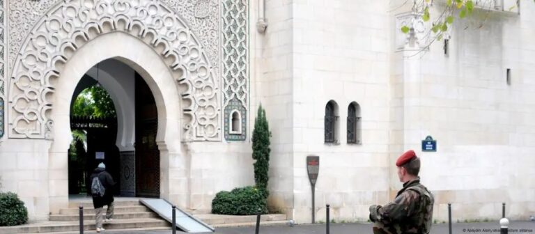 Fransa’da cami önlerine domuz kafası bırakıldı