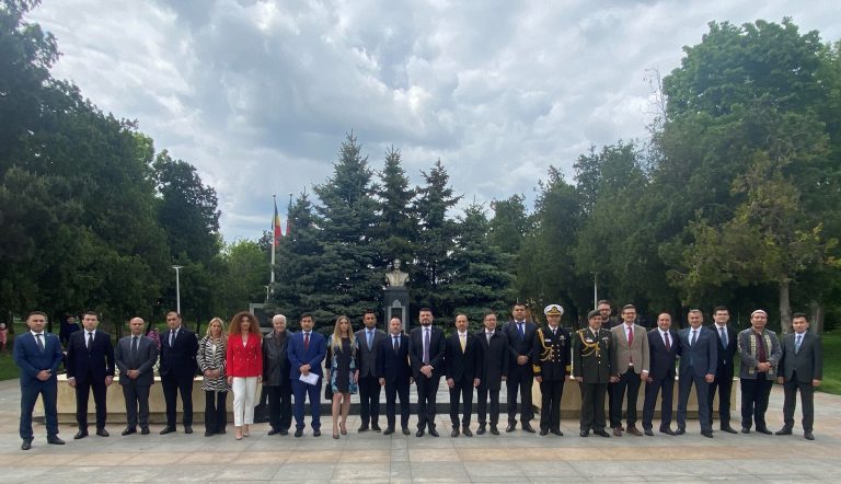 Haydar Aliyev’in, Bükreş’teki büstü başında anma töreni