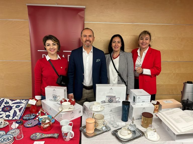 IWA’nın hayır amaçlı Noel kermesi yapıldı