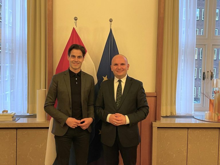 İlhan Küçük’e, İnsan Hakları Ödülü verildi