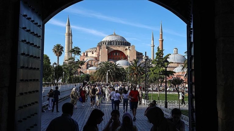 İstanbul 7 ayda 10,5 milyona yakın yabancı turist ağırladı