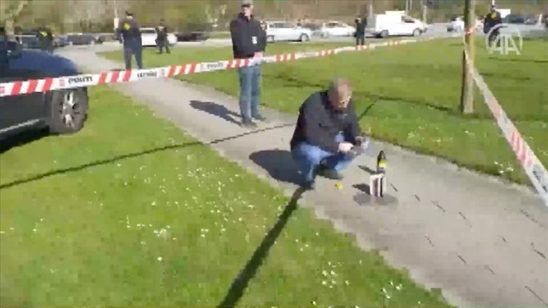 İsveçli zübük yine Kuran-ı Kerim yaktı