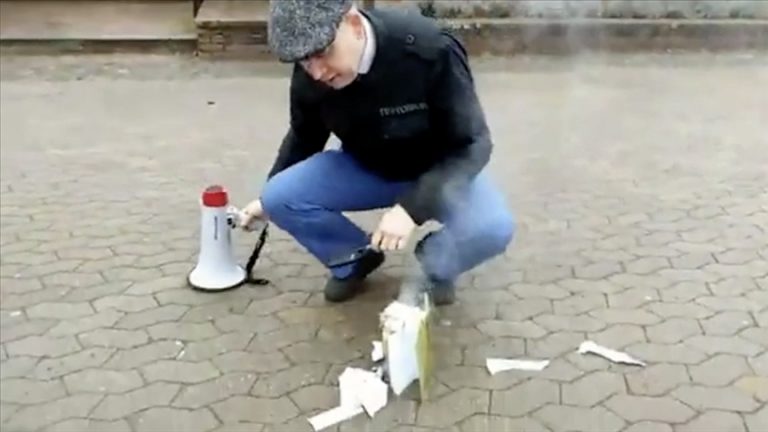 İsveç’te polis koruması altında Kur’an-ı Kerim yakma provokasyonu