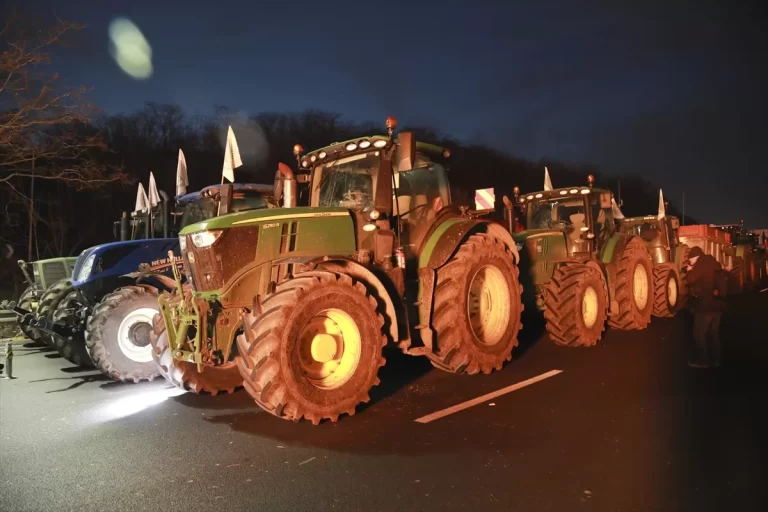 İtalya’da çiftçiler, AB’nin tarım politikalarına karşı traktörleriyle yollara döküldü
