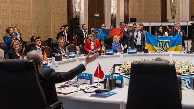 KEİPA toplantısında arbede