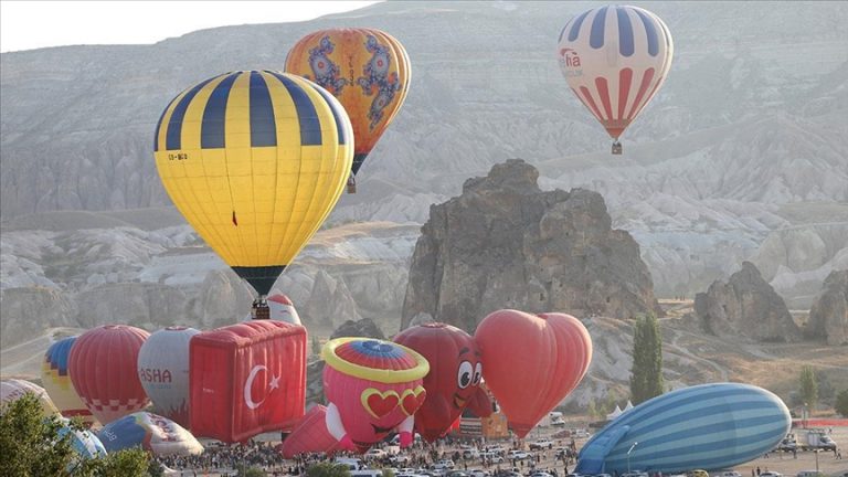 Kapadokya semaları figürlü balonlarla renklendi