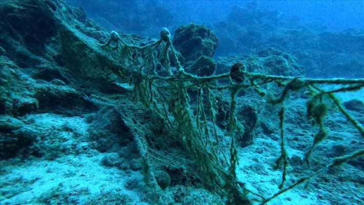 Karadeniz’den hayalet ağların izinde 2 ton atık çıkarıldı