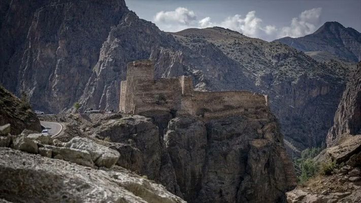 Kayalıkların zirvesindeki tarihî kaleye ulaşım kolaylaştı