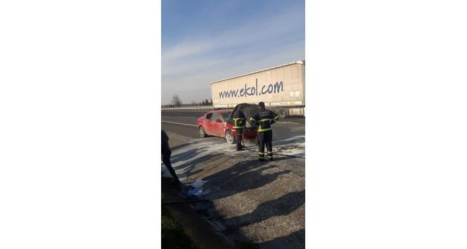 Kırklareli’nde Romanya plakalı otomobil seyir halinde alev aldı