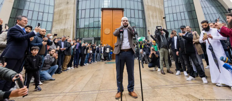 Köln Merkez Camisine ezan izni