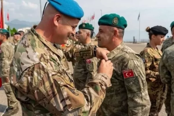 Kosova’da Türk askerine NATO madalyası verildi