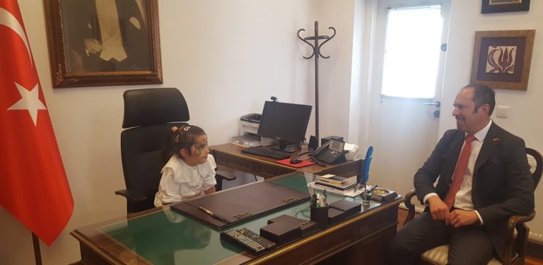 Küçüklerin büyüdüğü, büyüklerin küçüldüğü gün: 23 Nisan