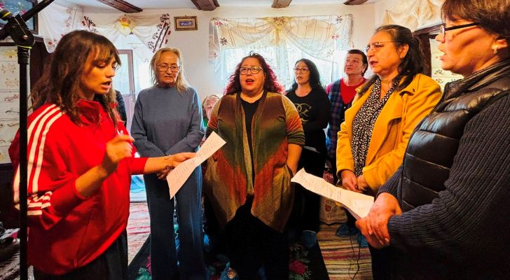 Oyuncu Aylin Çadır yeni albümünün şarkılarını seslendirdi