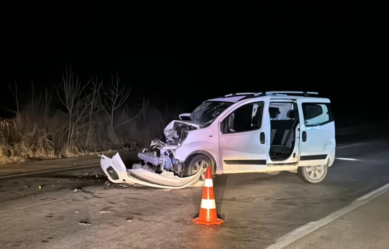 Romanya plakalı TIR, Edirne’de hafif ticari araçla çarpıştı