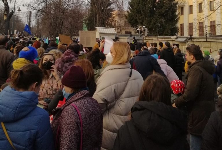Romanya’da Ukrayna Büyükelçiliği önünde yüzlerce kişi