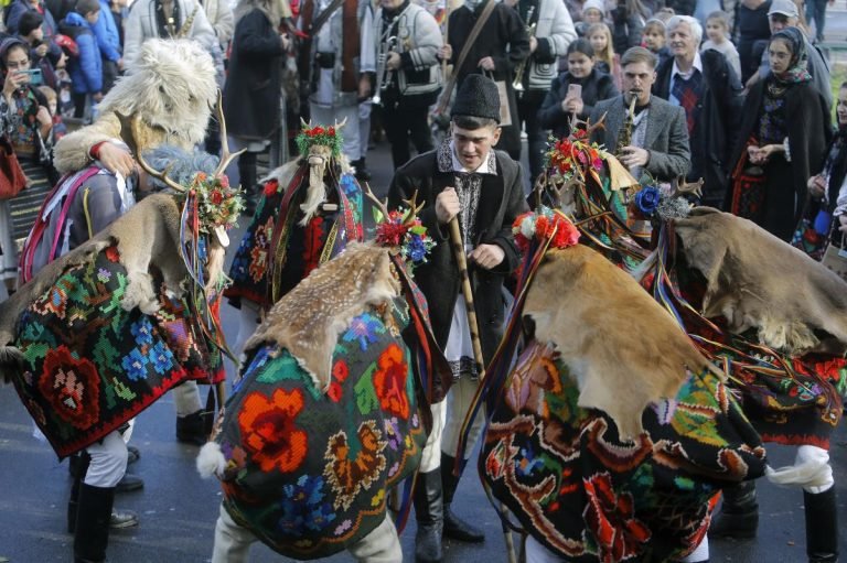 Romanya’da Eski Kış Gelenekleri Festivallerle Hatırlanıyor