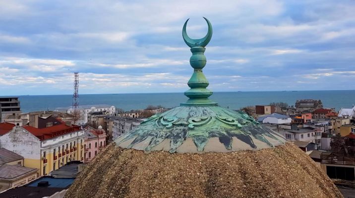 Romanya’nın Köstence şehrindeki eski ve yeni İslami ibadet yerleri: Mahalle pencereleri ve Büyük Cami