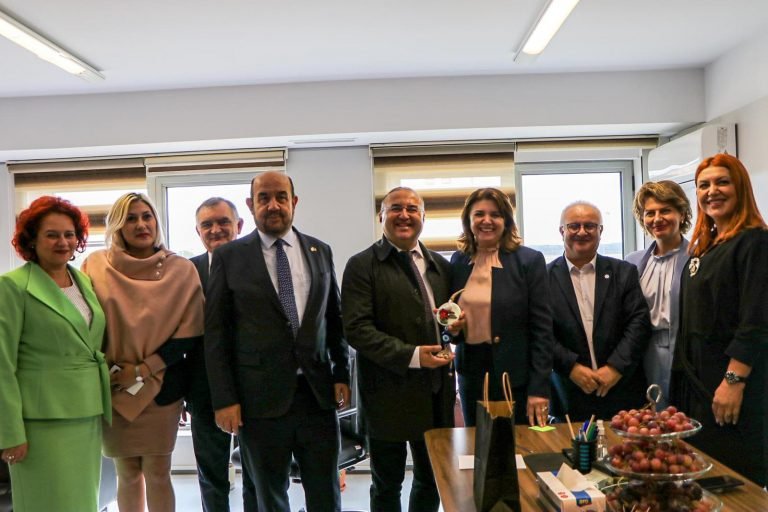 Rumen eğitim camiasından Bükreş Maarif okuluna ziyaret