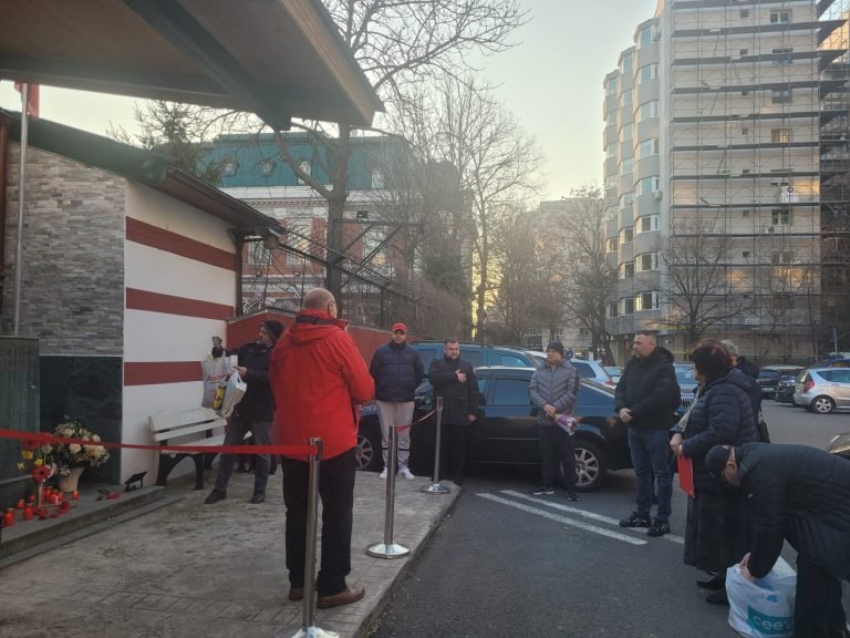 Rumenler Atatürk büstü önüne çiçek bırakarak mum yaktılar