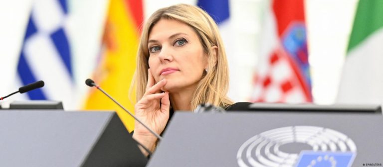 Rüşvetle suçlanan AP Başkan Yardımcısı azledildi