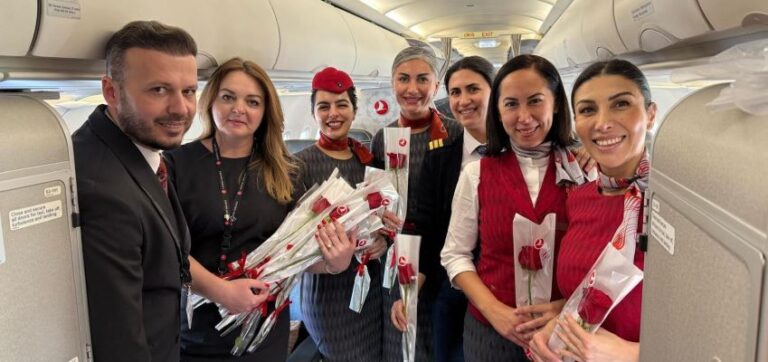 THY kadın yolcuların ‘Dünya Kadınlar Günü’nü kutladı