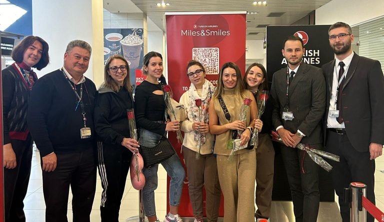 THY’nin kadın yolcularına gül verildi