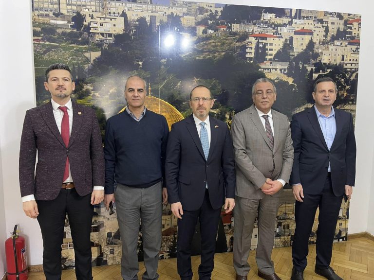 TİAD, Filistinli öğrencilere yardımda bulundu