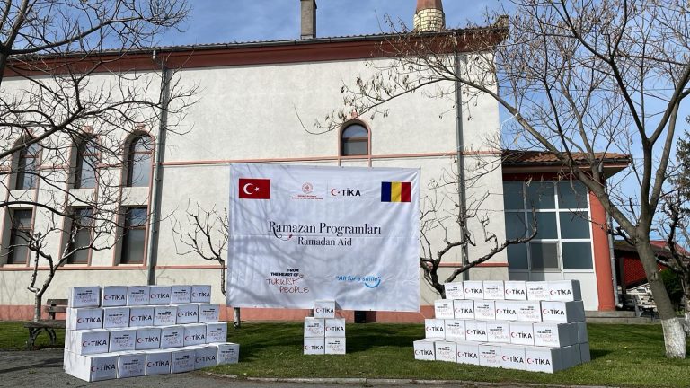 TİKA’nın Hasança ve Köstence’de gıda kolisi dağıtımından kareler