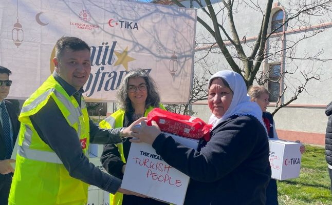 TİKA 2500 gıda kolisi dağıtıyor