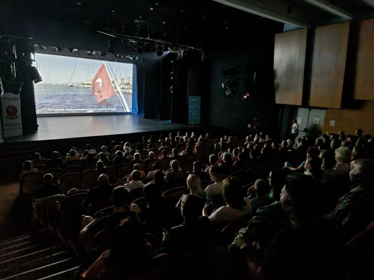 Tuna Boyunda Türk Filmi Gösterimi