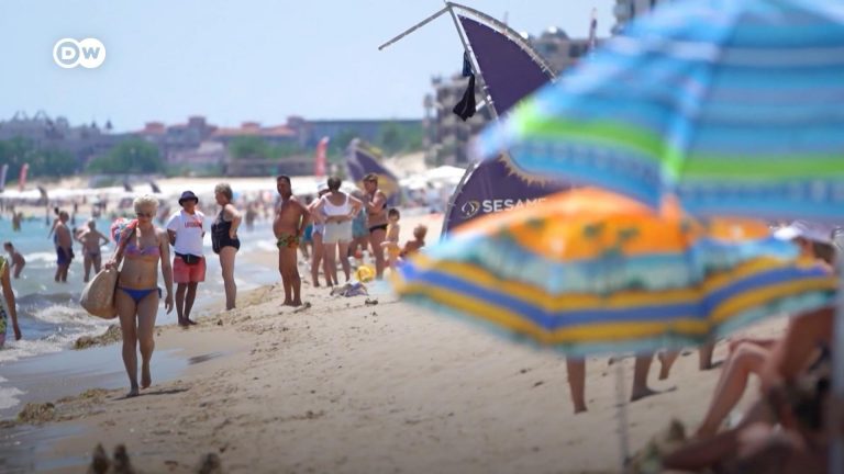Turistler geldi sığınmacılara yol göründü