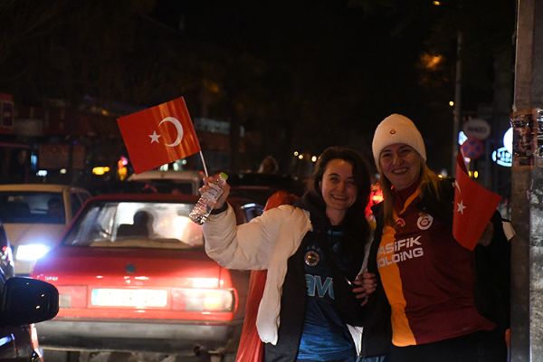 Türk taraftarlar takımlarını yalnız bırakmadı