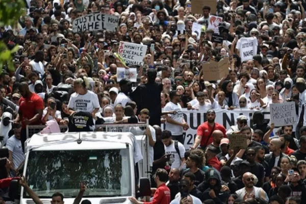 &nbsp;Türk vatandaşı: Macron özür dilemeli