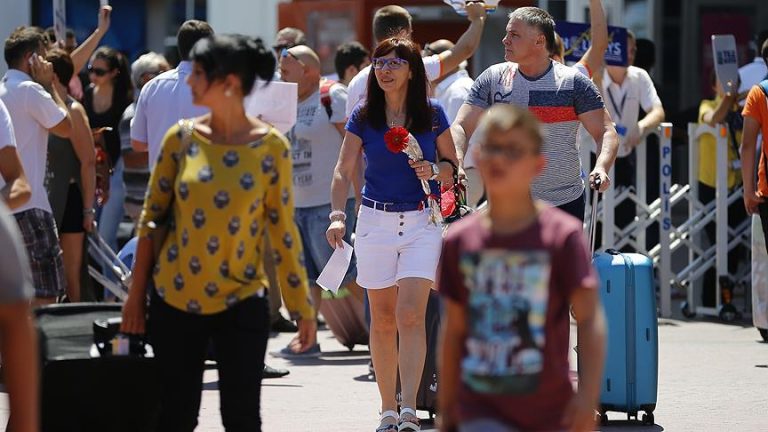 Üç siyasi parti Ruslara turist vizelerinin engellenmesini istedi