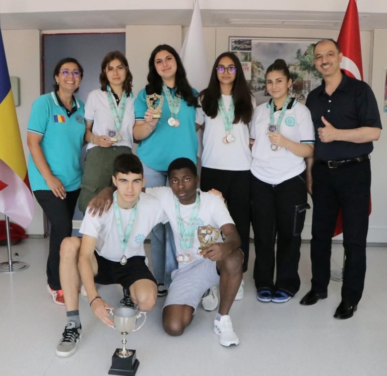 Uluslararası Bükreş Maarif Okulu Hollanda’dan kupa ile döndü