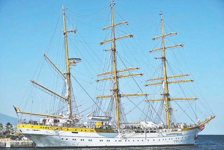 Romanya Donanması’nın 3 Direkli Yelkenli Gemi İzmir’e Demirledi