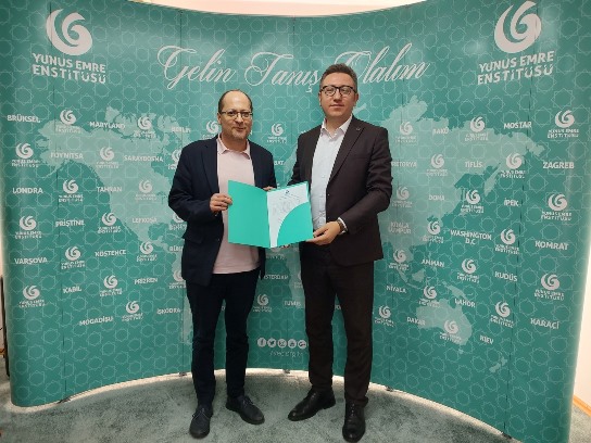 Yunus Emre Enstitüsü`nden Radyo T`ye Kitap Hibesi