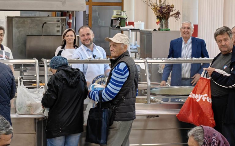 Bükreş Valisi iken Belediye Başkanı adayı olan Hopincă, 1 Mayıs’ı yaşlılarla birlikte kutladı