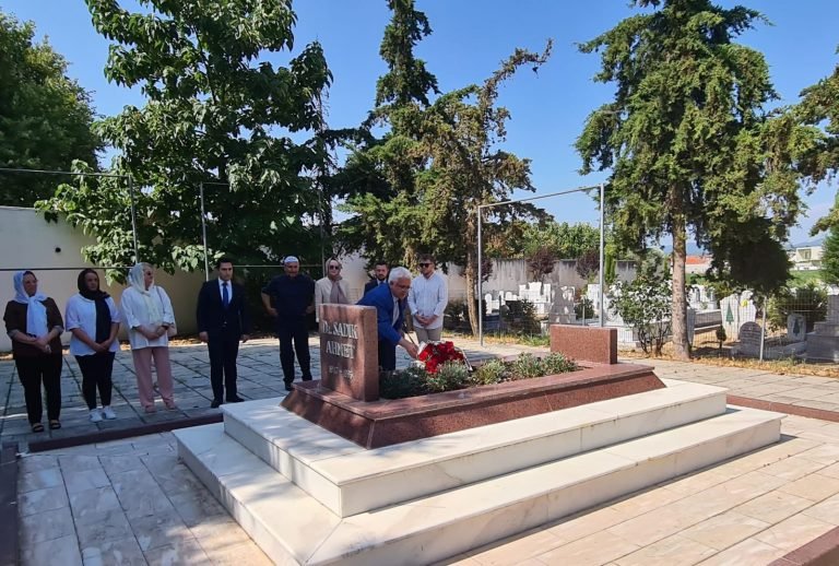 Çevik, Sadık Ahmet’in kabrini ziyaret etti