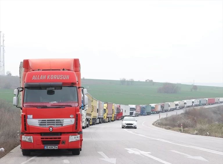 Hamzabeyli Sınır Kapısı’nda Tırların Oluşturduğu Kuyruk Uzadı