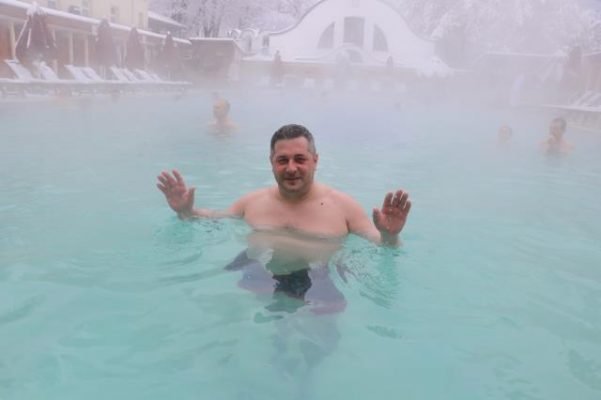 Kar yağışı altında termal keyfini yaşıyorlar