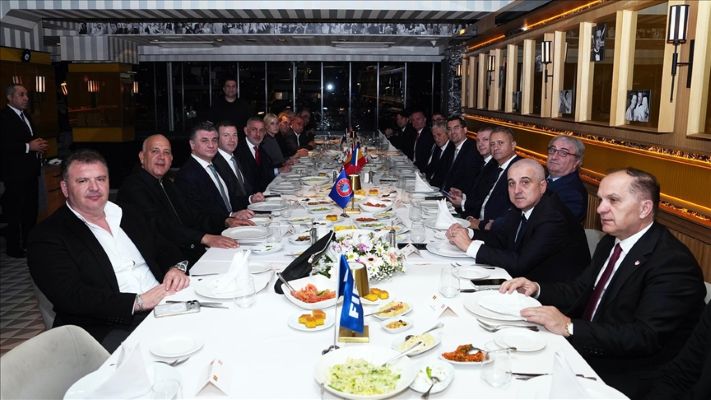 Karşılaşma öncesi dostluk yemeği