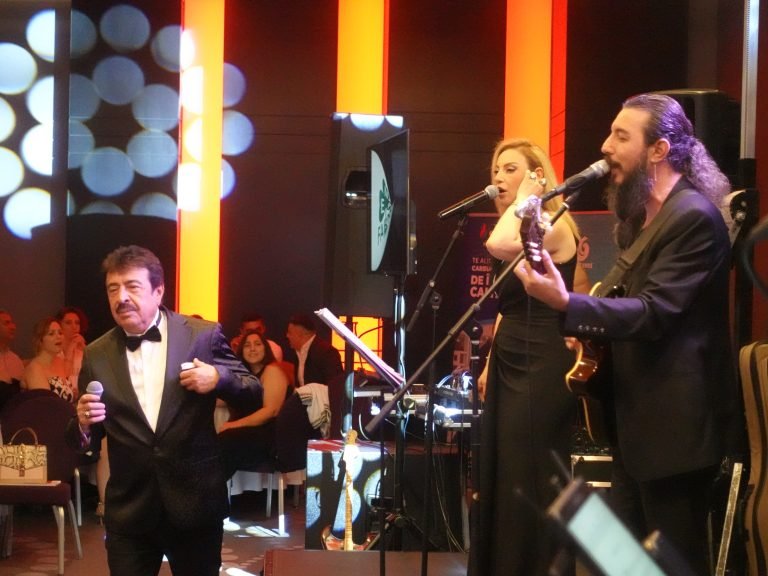 Salondakiler ile sahnedekilerin bütünleştiği gece