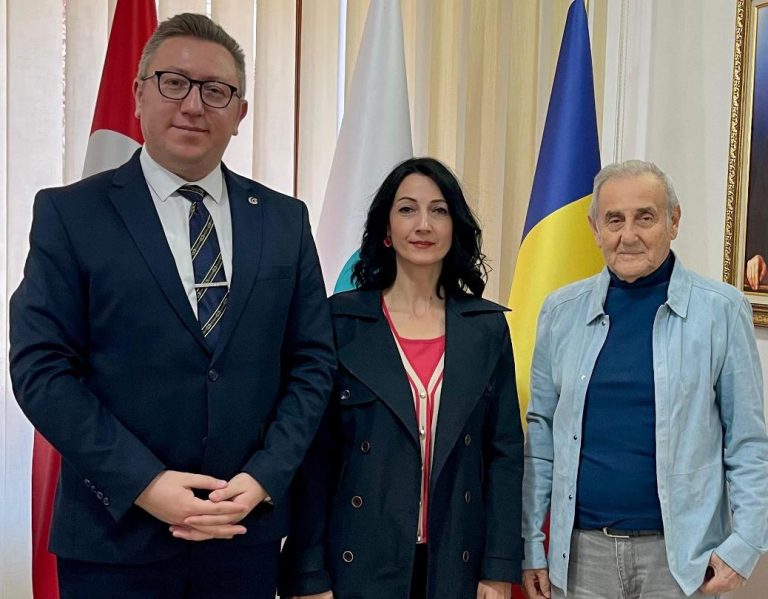 Sanatçı Devrim Erbil Yunus Emre Enstitüsünü Ziyaret Etti
