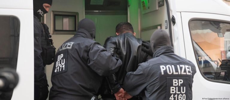 Türkiye’den insan kaçırmakla suçlanan çeteye baskın