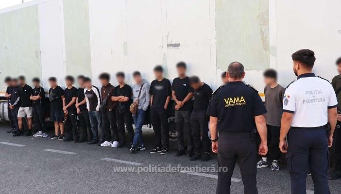 Türk vatandaşı şoförün TIR’ından 18 kaçak çıktı